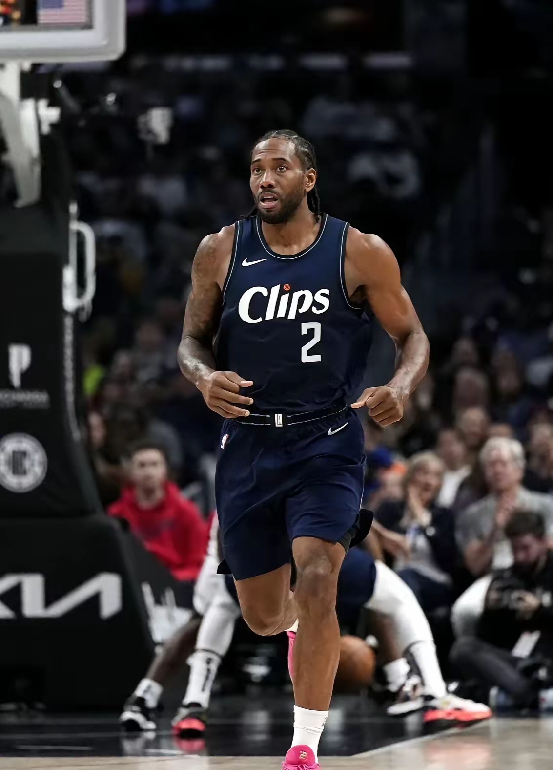 队记：杨瀚森随着比赛的进行越打越舒服，他需要真正上场打球（队记：杨瀚森越战越自如，他亟需获得真正的出场时间）