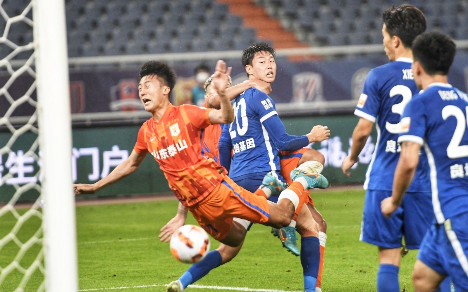 独领风骚，目前欧冠前8球队英超占4席，其余四大联赛各出1队（欧冠八强英超占半壁江山，其余四大联赛各一队入围）