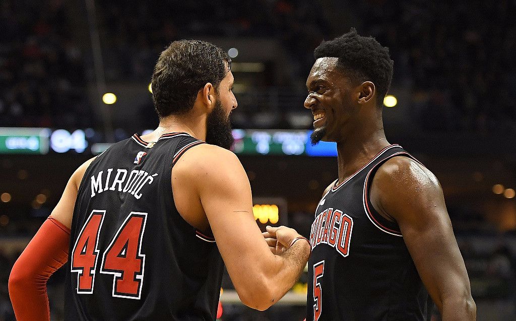 感谢俱乐部，U16国少球员身穿各自俱乐部训练服拍摄全家福（致谢各俱乐部，U16国少球员穿本队训练服拍全家福）