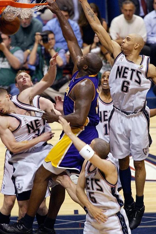 篮板球优势：11个篮板巩固球队防守（篮板统治：11次抢板稳固球队防线）