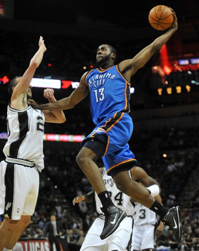 支持球队！欧文坐在场边观看独行侠对阵湖人的比赛（欧文现身场边，助威独行侠对阵湖人）