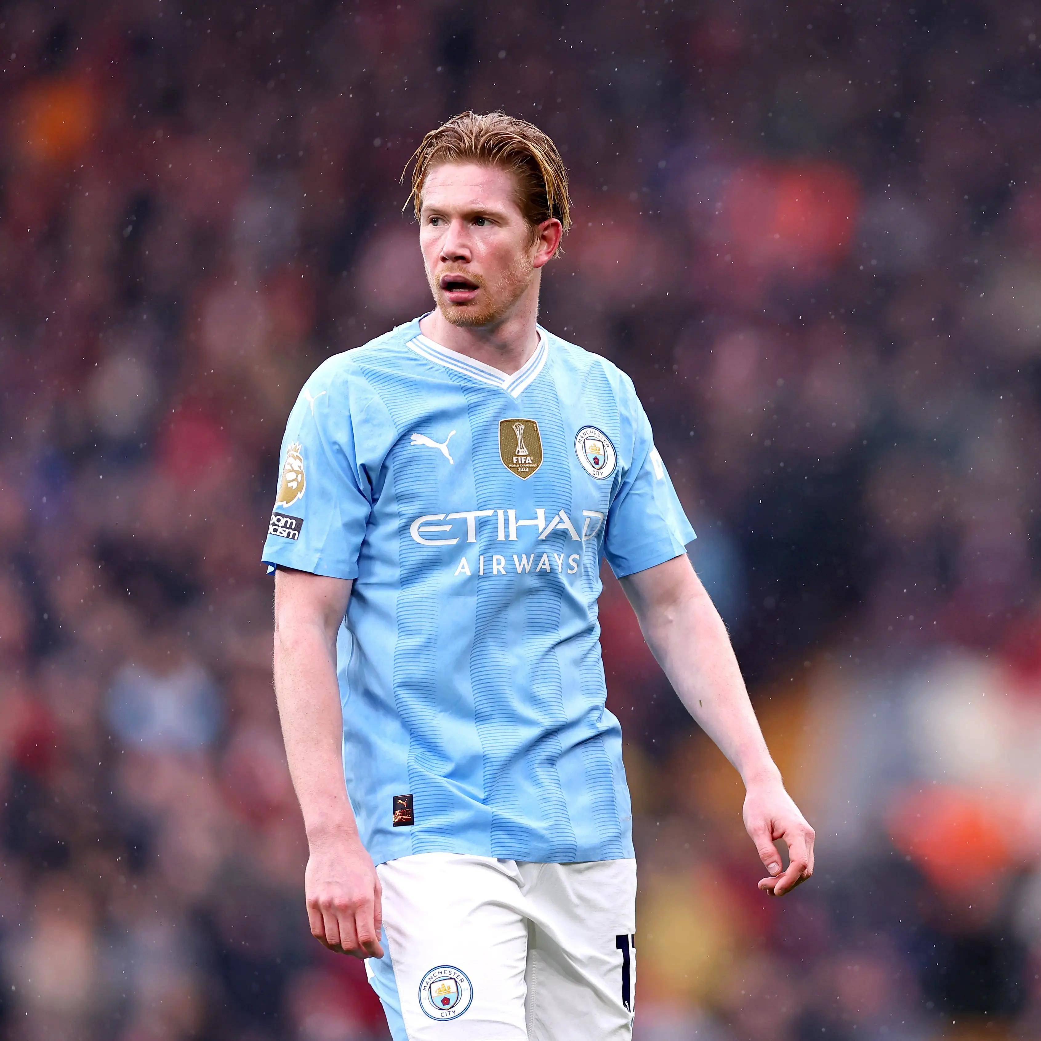 亚马尔父亲比赛中多次挑衅贝蒂斯球迷，最终被安保带走（亚马尔之父比赛期间反复挑衅贝蒂斯球迷，最终被安保请离场）