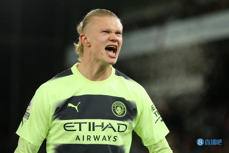 用力过猛！费尔斯强攻撞飞防守 被吹进攻犯规（费尔斯强硬突破撞倒防守者，遭判进攻犯规）