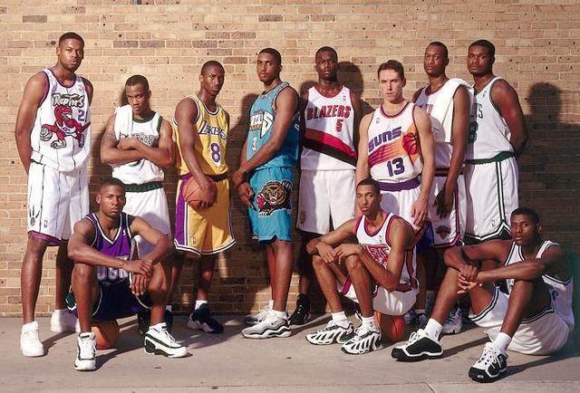 介绍人物背景及球队现状（人物背景与球队近况解析）