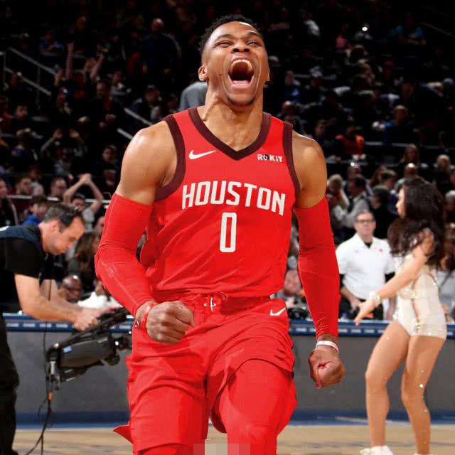 申京隔扣颜射亚当斯，后者按头锁喉遭申京“挑衅”：就扣你这混球（申京隔扣颜射亚当斯引爆冲突：被按头锁喉后回击挑衅“就扣你这混球”）