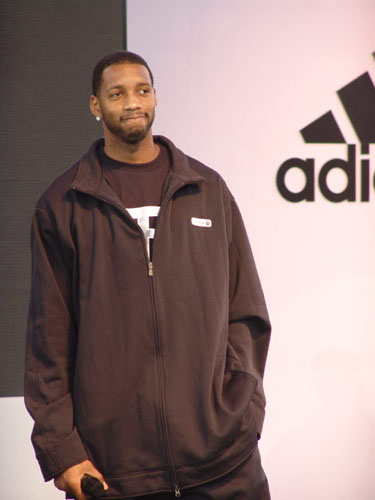 齐达内与蒯纪闻共同现身上海交大出席活动，现场教学马赛回旋（齐达内携手蒯纪闻亮相上海交大，现场示范马赛回旋）