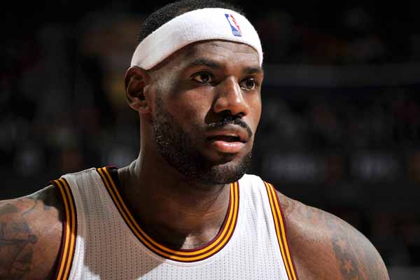 澳超战报：罗里双响，悉尼FC主场3-0轻取墨尔本胜利（澳超快讯：罗里梅开二度，悉尼FC主场3-0完胜墨尔本胜利）