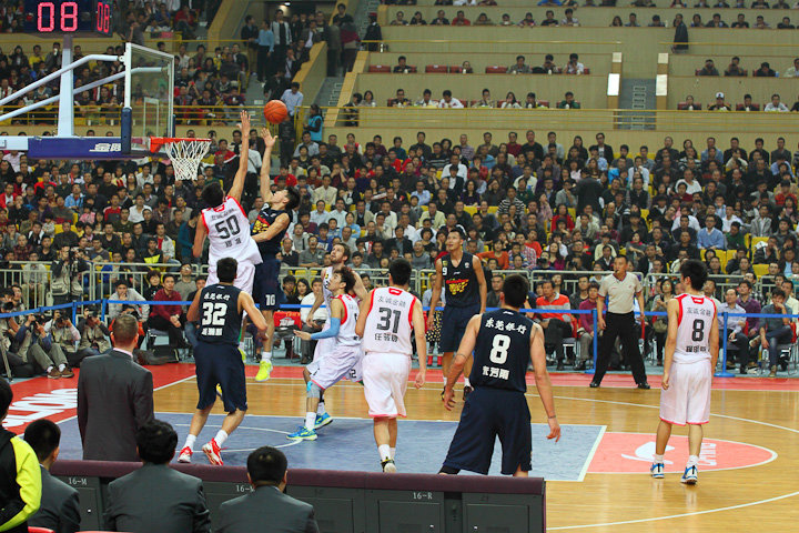 刘炜：虽然接连失利 但球队的自信心在慢慢恢复 正往好的方向发展（刘炜：尽管连败，球队自信逐步回暖，走势向好）